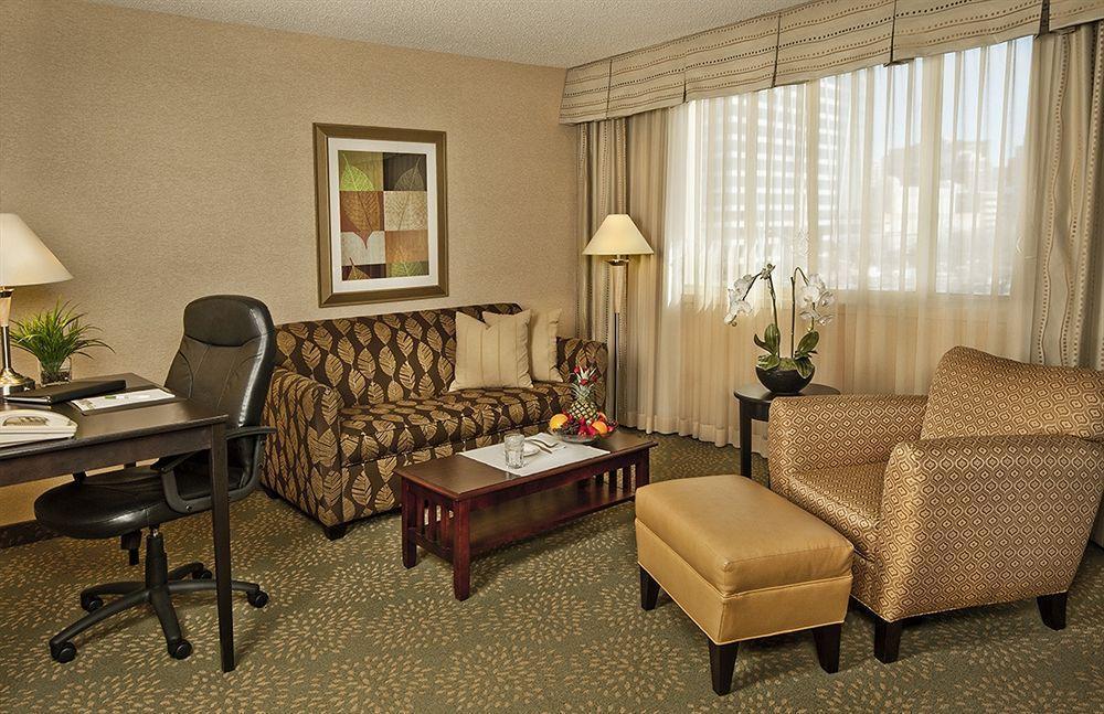 Holiday Inn Alexandria At Carlyle By Ihg Екстериор снимка