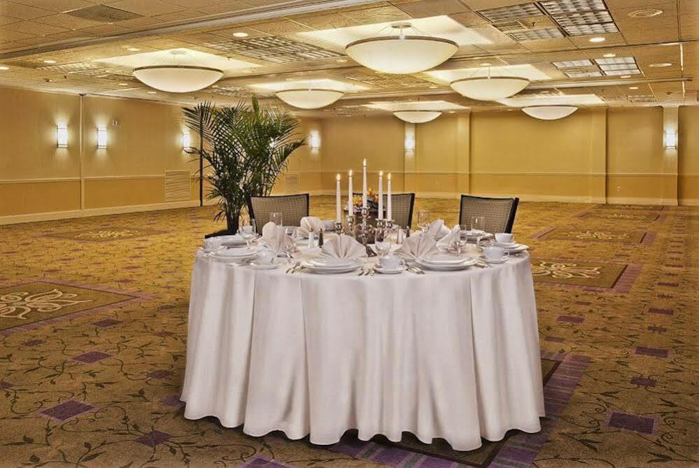 Holiday Inn Alexandria At Carlyle By Ihg Екстериор снимка